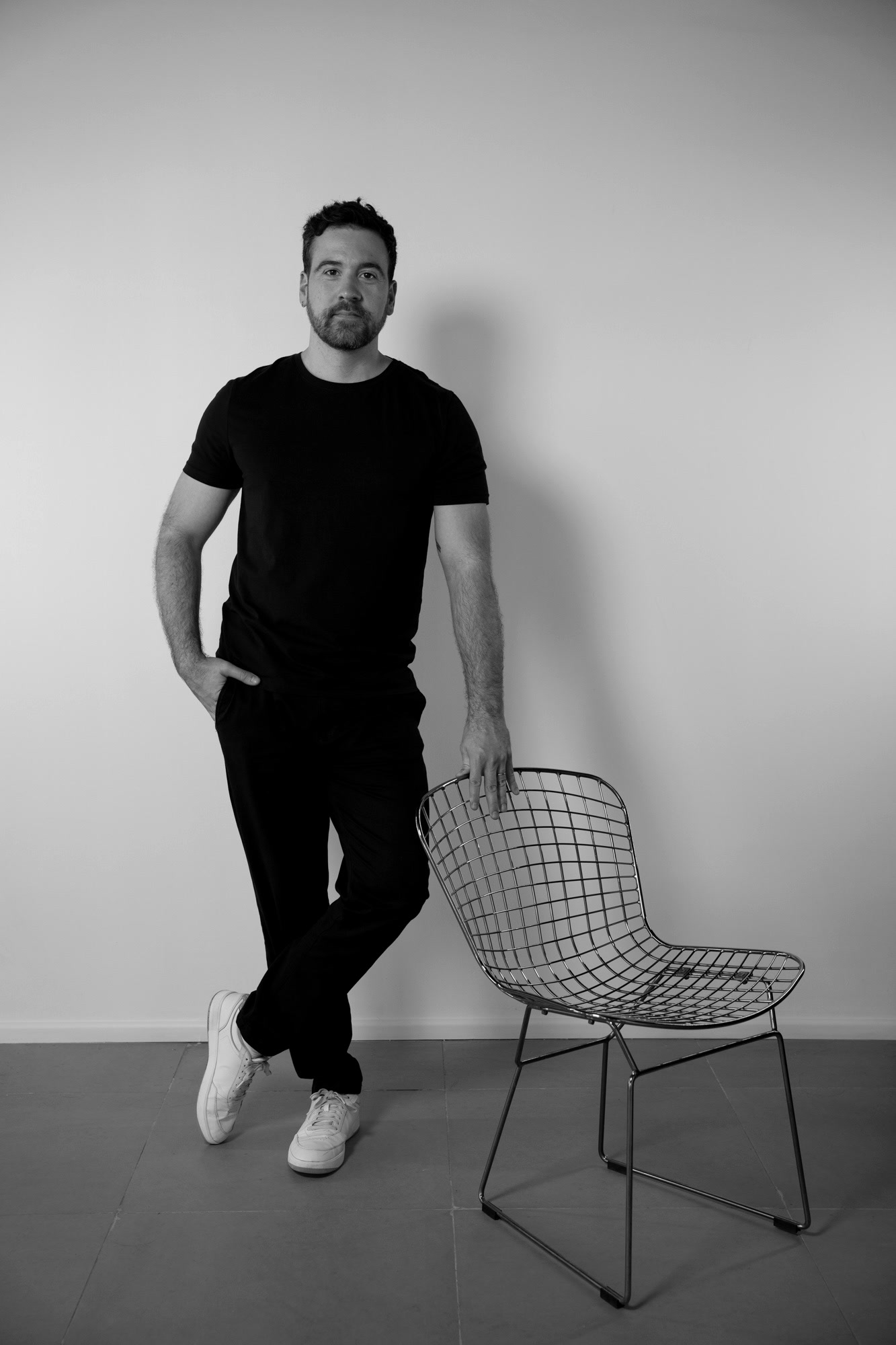 Felipe Besnier de pie junto a una silla